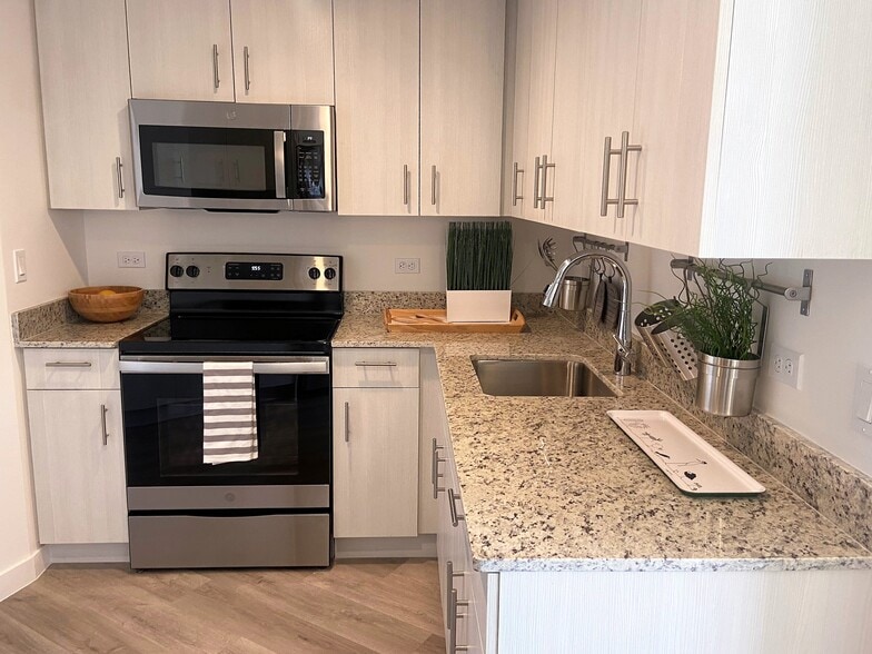 Building Photo - Three Round Tower B&C