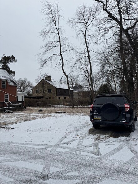 Building Photo - 245 E Hamilton Ave