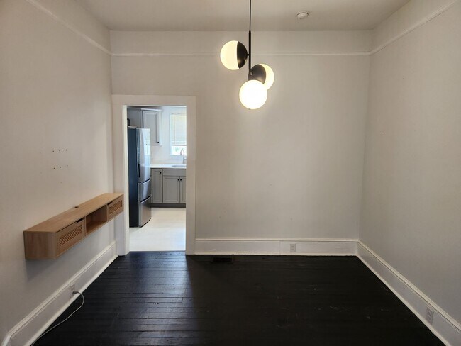 Building Photo - Charming Railroad-Style Townhouse Near Forsyth Park & Starland