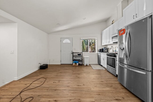 Building Photo - Two full kitchens + two washers & dryers!
