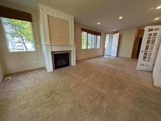 Building Photo - 3 Bedroom 2.5 Bath DuPont Townhome