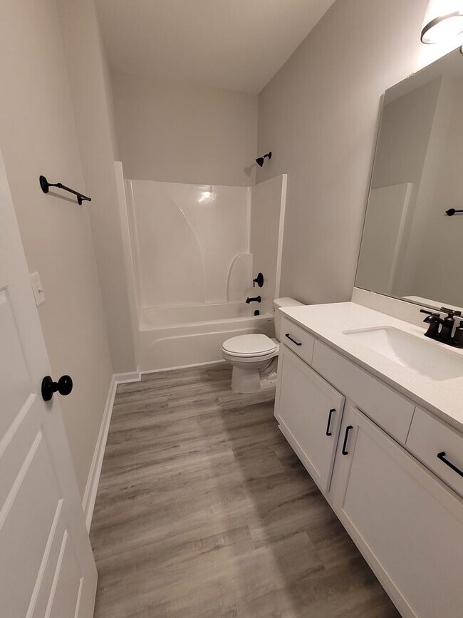Building Photo - Modern townhome in beautiful Mallory Creek Subdivision