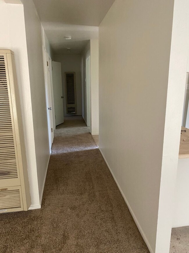 Building Photo - 3 Bedroom 2 Bath Home Close to Downtown and Shopping