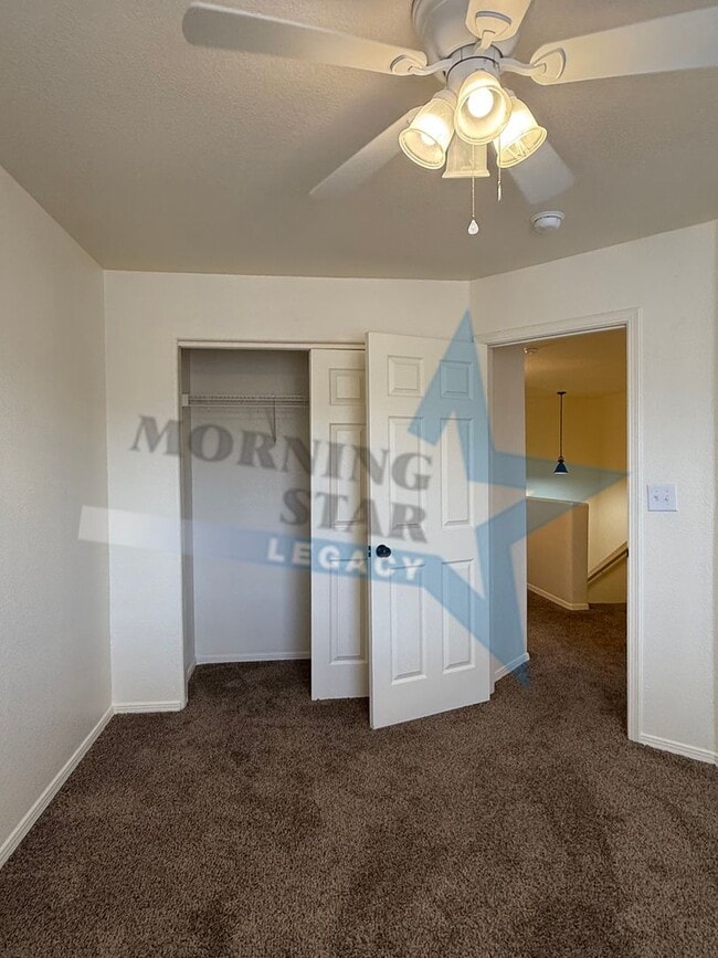 Building Photo - Inviting 3 bedroom 2.5 bath waiting to be ...