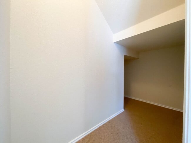Building Photo - Spacious 4/BR 2.5/BA Two-Story Home with F...