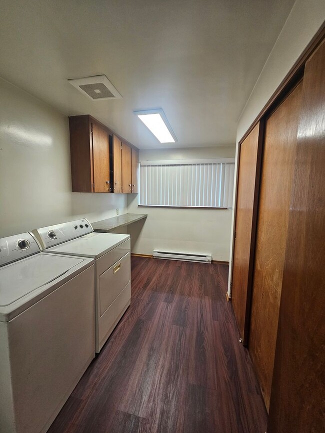 Building Photo - 1404 S Cherry St