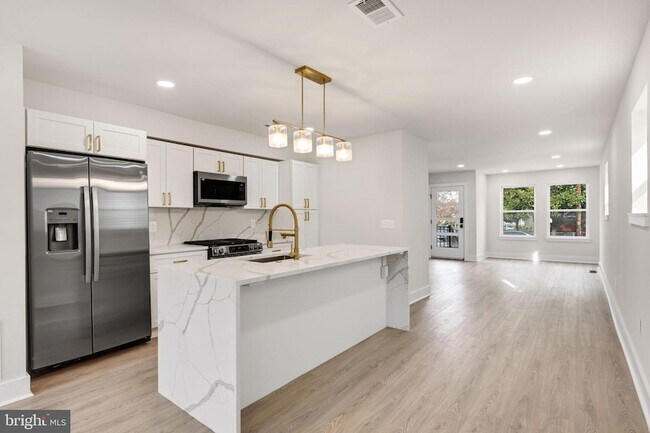 Building Photo - 113 Clifford Ave