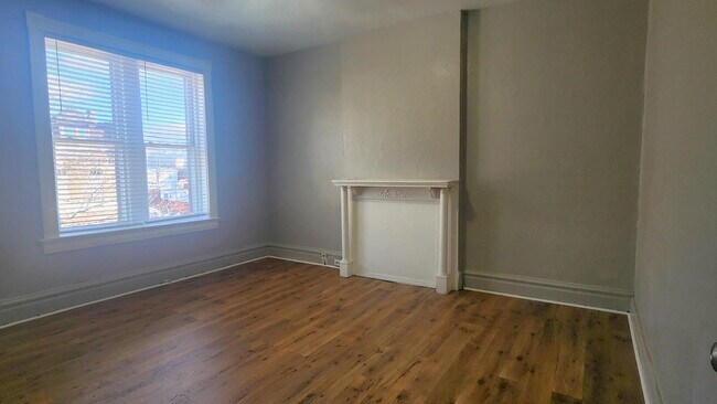 Building Photo - Apartment with Bonus Space & Hardwood Floors