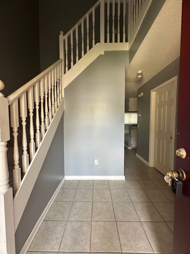 Building Photo - 105 S Spring View Dr