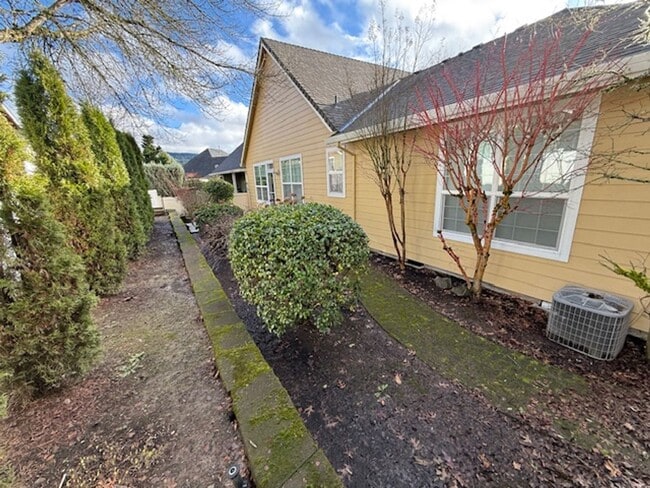 Building Photo - 3 Bedroom 2 Bath 55 and Old Community Newberg OR