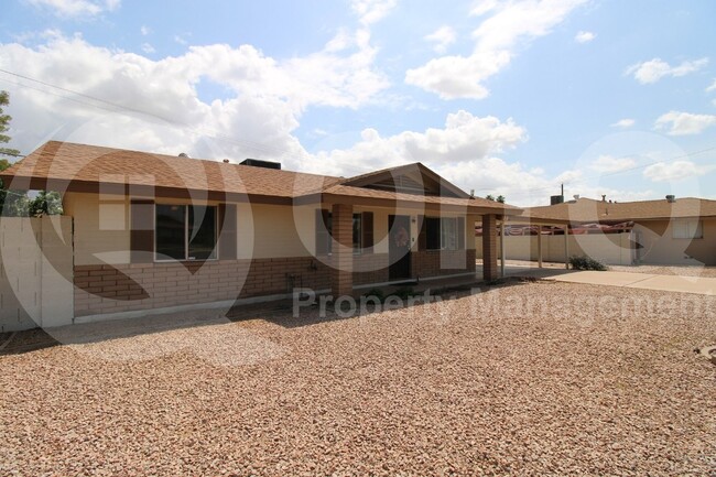 Building Photo - 1215 E Geneva Dr