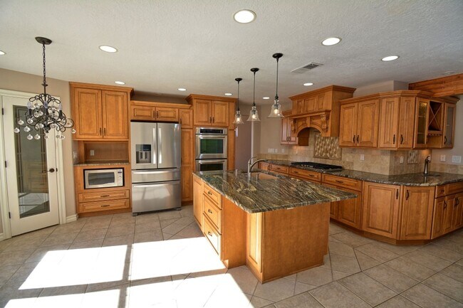 Building Photo - NE Heights Home