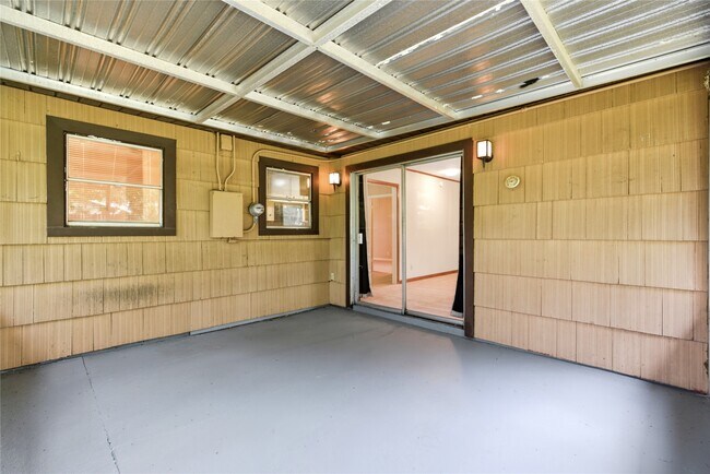 Building Photo - 8406 Highcrest Dr