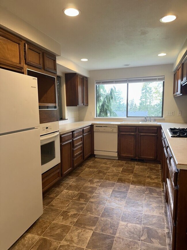 Building Photo - RENT SPECIAL! $1,000 OFF FIRST MONTH'S RENT!