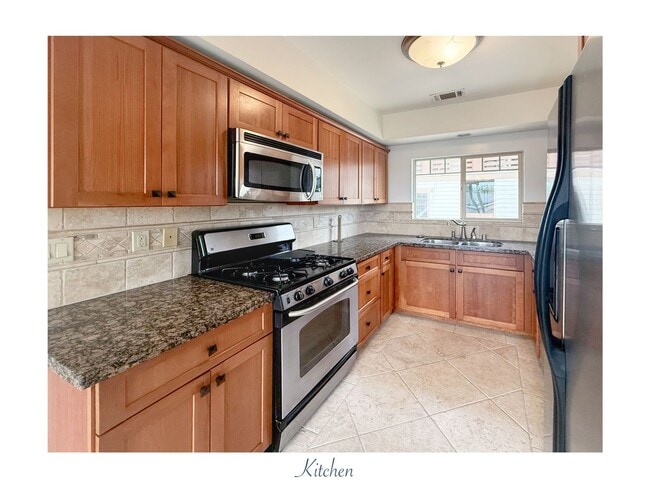 Building Photo - Pet friendly three-story townhouse-style c...