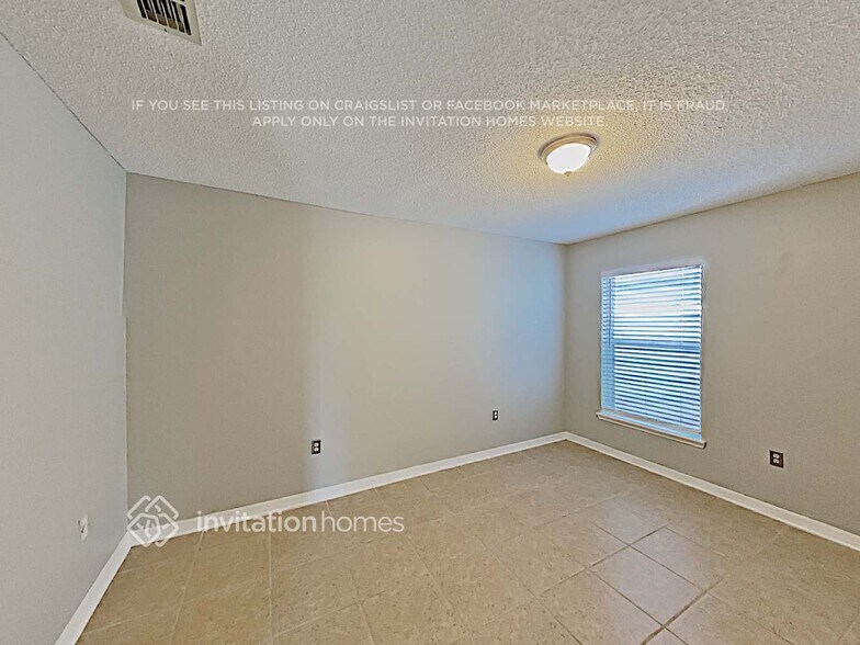 Building Photo - 1622 Hudderfield Cir W