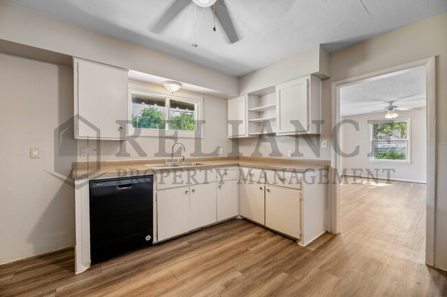 Building Photo - 317 W Kinkaid Ave