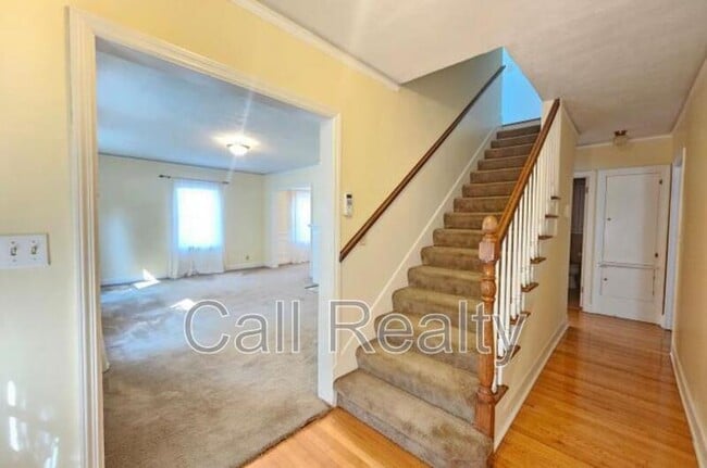 Building Photo - 1017 E Sharp Ave