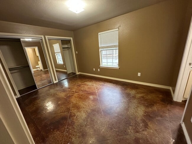 Building Photo - 206 Memory Ln