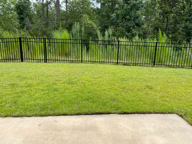 Building Photo - Like new home on cul-de-sac lot with 3 bed...