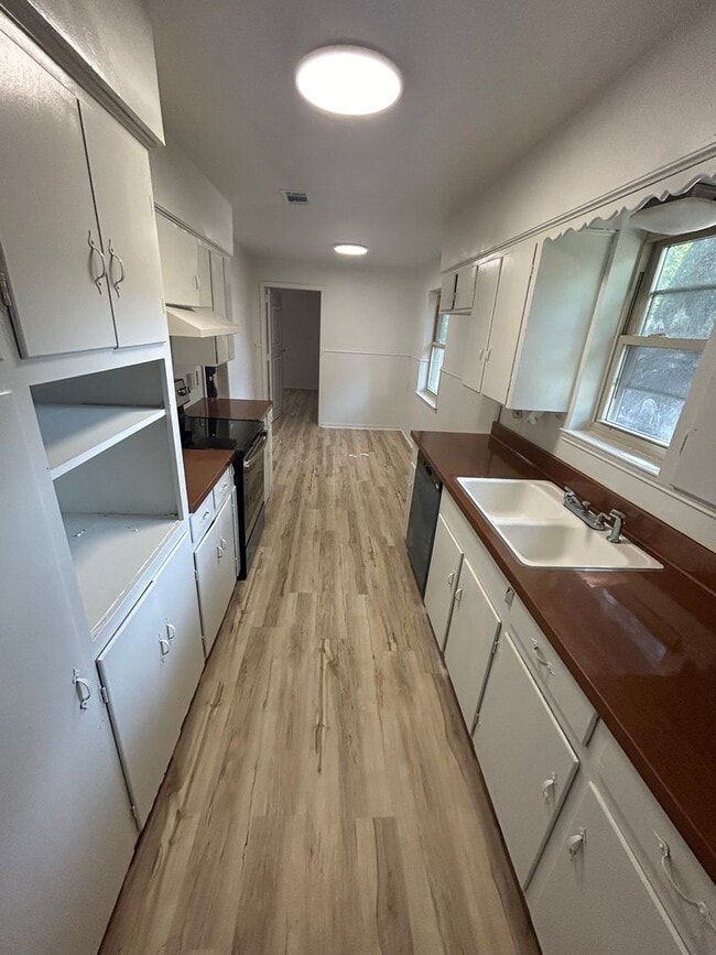 Building Photo - 2820 Yorkshire St