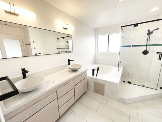 Building Photo - 4 bed 2.5 Plus bonus room in Redondo Beach.