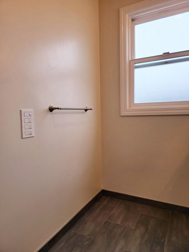 Building Photo - Broadwell, LLC (Broadway-Powell)