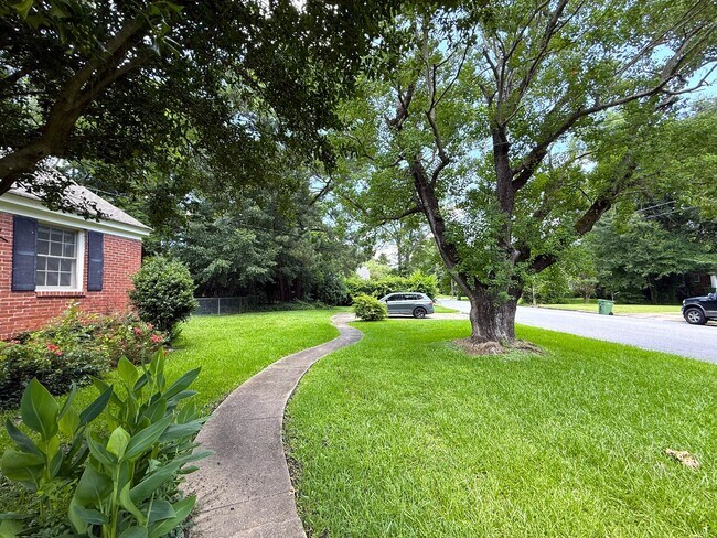 Building Photo - 807 E Edgemont Ave