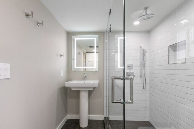 Building Photo - Sunny Air Conditioned Mercer Island Charmer!
