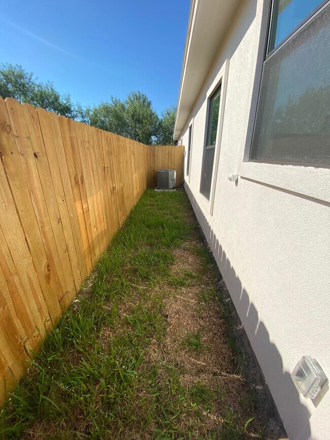 Building Photo - 803 S Los Ebanos Rd