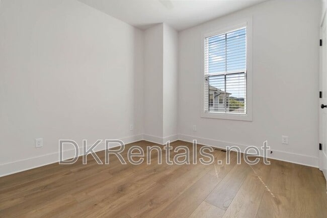 Building Photo - 964 N Circle Dr NW