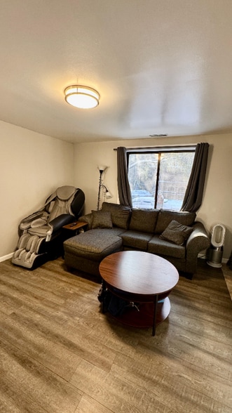 Primary Photo - 1360 W Evergreen Ave