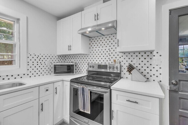 Building Photo - Updated 3 Bedroom, 2 Bath Home – Minutes from Fort Bragg!