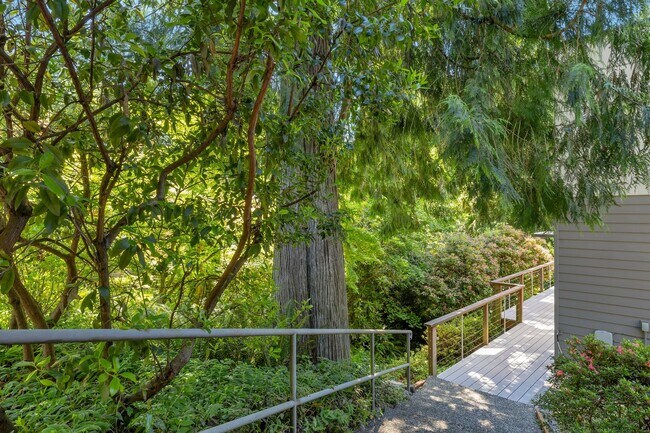 Building Photo - Great modern home located on Mercer Island