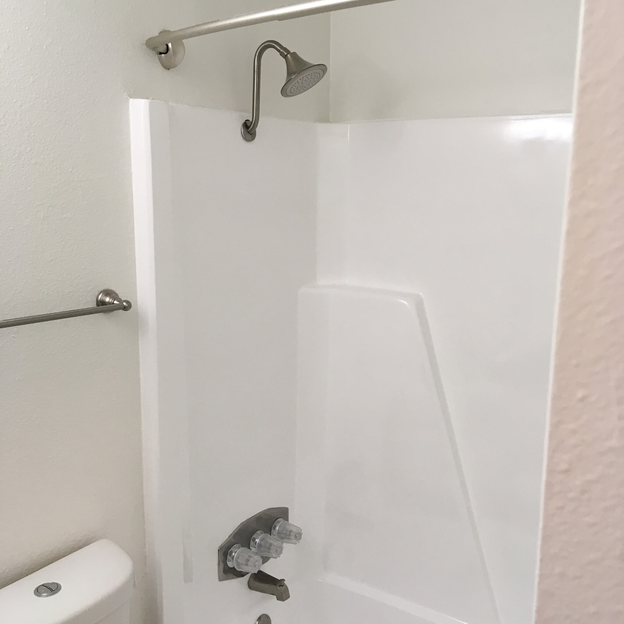 Hall bath - 8604 Willowick Drive