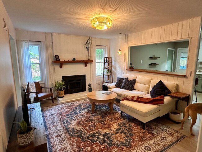 Building Photo - Charming 3 bed 2 bath ranch with fenced yard  available 6/5/2026!