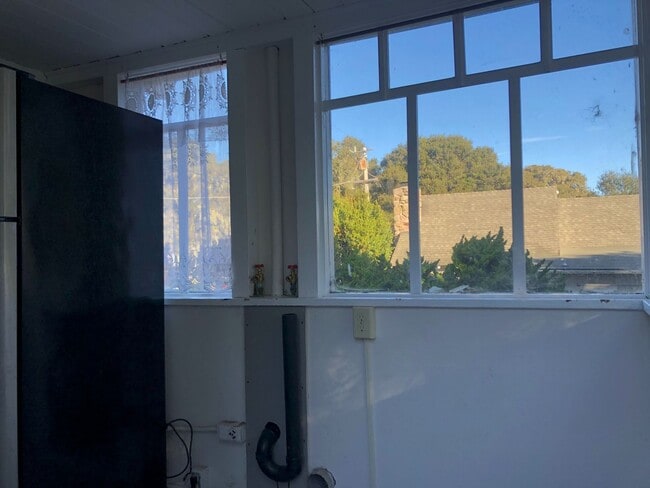 Building Photo - Historic 2-bedroom, 1.5 bath home in the h...