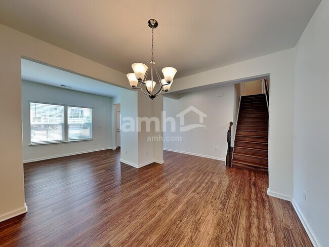 Building Photo - 553 Larragan Dr