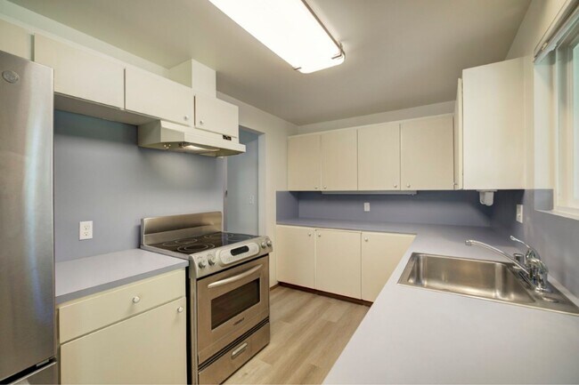 Building Photo - 3Bd/1.75Ba Kirkland House