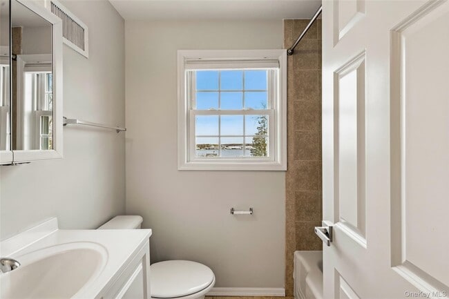 Building Photo - 373 Great River Rd