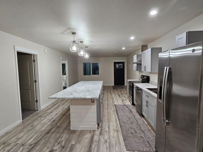 Building Photo - 38405 Woody Cir