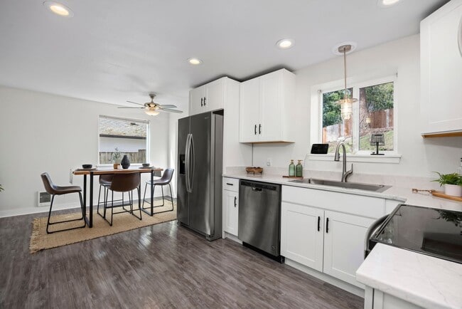 Building Photo - Stylish, Spacious & Steps from WWU and Fai...