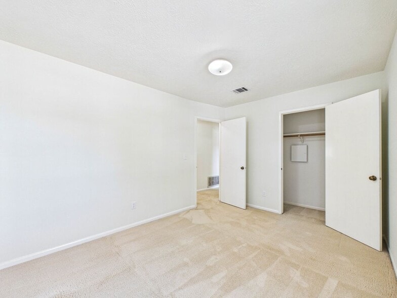 Building Photo - 814 Lochnell Dr