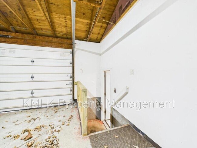 Building Photo - 874 Pleasant St