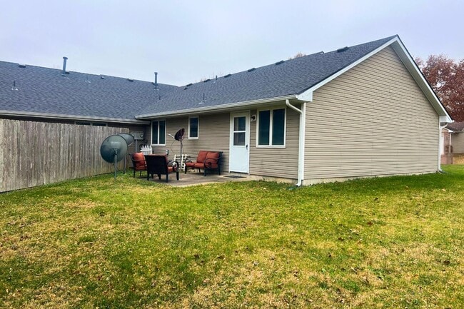 Building Photo - 2402 Garden Dr