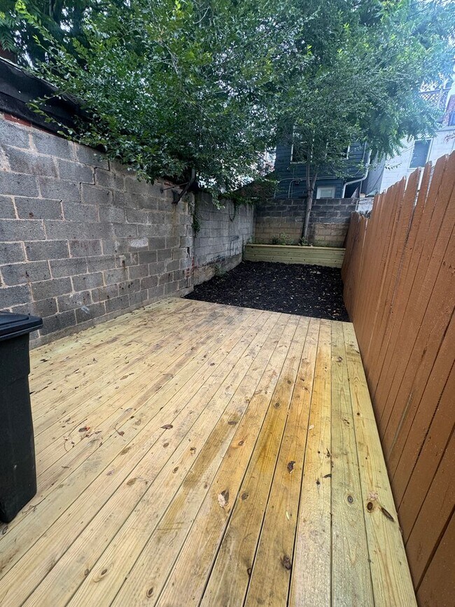Building Photo - Beautifully Renovated 2 Bed / 2 Bath Rowho...