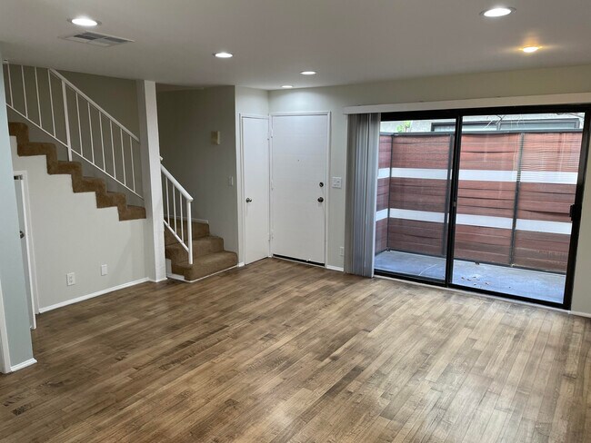 Primary Photo - 4416 Fulton Ave