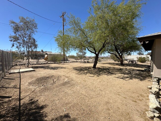 Building Photo - Newly Remodeled 2 bed 1 bath home!
