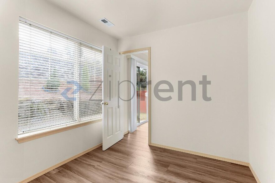 Building Photo - Unit