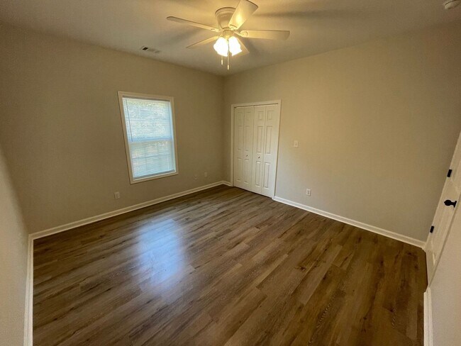 Building Photo - 5 Bed Home Available August 2026!